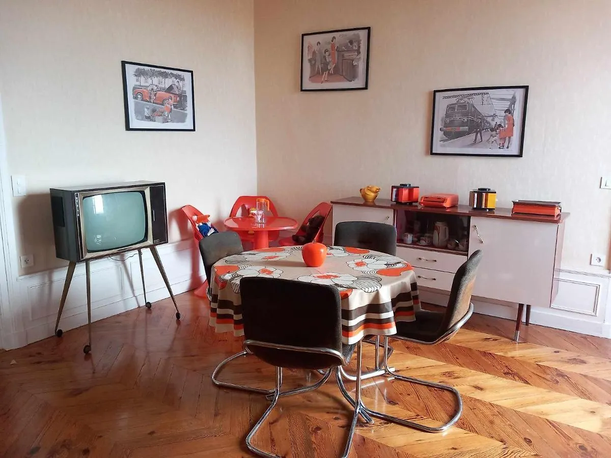 Vintage ,La Capsule Temporelle Wifi Draps Parking Publique Gratuit Apartment Thiers 0*,  France